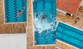 Imagem ilustrativa da imagem Criminoso sobe em telhado e pula em piscina para fugir da polícia