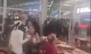 Imagem ilustrativa da imagem Desespero após lanchonete pegar fogo em shopping no Rio; vídeo