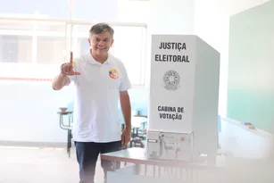 Imagem ilustrativa da imagem Dimas Gadelha vota e agradece pelo carinho do povo de São Gonçalo