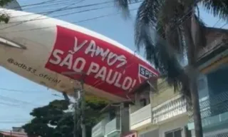 Imagem ilustrativa da imagem Dirigível do São Paulo FC cai em cima de casa; vídeo