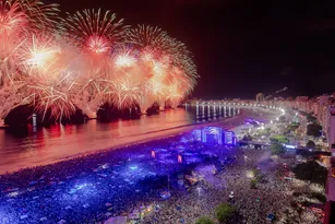 Imagem ilustrativa da imagem Em Copacabana, 2,6 milhões viram 2025 chegar com Evidências