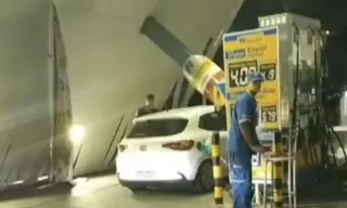 Imagem ilustrativa da imagem Estrutura de posto de gasolina desaba e acerta carro no Rio