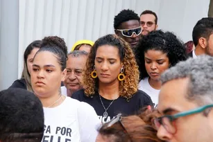 Imagem ilustrativa da imagem Família de Marielle protesta na porta do Tribunal: 'Muita dor'