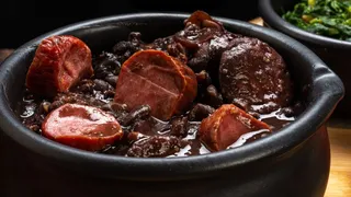 Imagem ilustrativa da imagem Feijoada simples e rápida pra gringo nenhum botar defeito