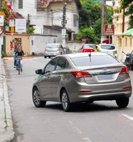 Imagem ilustrativa da imagem Flagrante! Carros usam ciclovia de Niterói e colocam vidas em risco