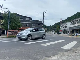 Imagem ilustrativa da imagem Flagrante do perigo: motoristas ignoram sinal de trânsito em Niterói