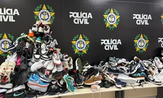 Imagem ilustrativa da imagem Homem é preso por vender roupas falsificadas no Rio