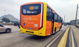 Imagem ilustrativa da imagem Idoso é preso por assediar mulheres em ônibus na Ponte Rio-Niterói