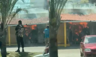 Imagem ilustrativa da imagem Incêndio destrói comércio e complica trânsito em Maricá; veja vídeo