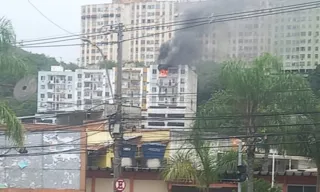 Imagem ilustrativa da imagem Incêndio em prédio causa desespero na Zona Norte de Niterói; vídeo