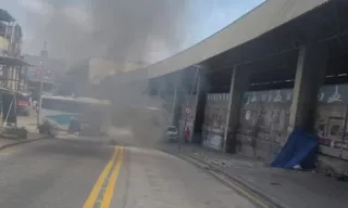 Imagem ilustrativa da imagem Mais três ônibus sequestrados e usados como barricadas no Rio