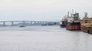 Imagem ilustrativa da imagem Medo! Relembre o momento em que navio bateu na Ponte Rio-Niterói