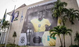 Imagem ilustrativa da imagem Melhor do mundo, Vini Jr. recebe homenagem na fachada da CBF