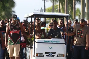 Imagem ilustrativa da imagem Menina de 2 anos no enterro de motorista em SG: 'Papai se foi'