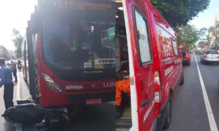 Imagem ilustrativa da imagem Motocicleta vai parar embaixo de ônibus na Alameda São Boaventura