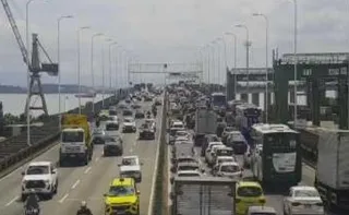 Imagem ilustrativa da imagem Motociclista bate em carro e morre atropelado por caminhão na Ponte