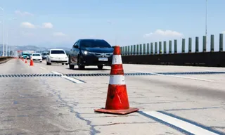 Imagem ilustrativa da imagem Motociclista cai da Ponte Rio-Niterói após acidente; vídeo