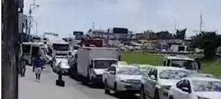Imagem ilustrativa da imagem Motociclista cai e morre na BR-101, em Itaboraí; 14 km de engarrafamento