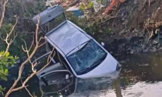 Imagem ilustrativa da imagem Motorista morre após carro cair dentro de valão