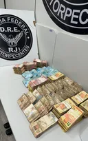 Imagem ilustrativa da imagem Mulher é presa com R$ 300 mil na bolsa em rodoviária na Baixada