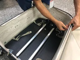 Imagem ilustrativa da imagem Mulher é presa em aeroporto com 6kg de cocaína escondidos em mala