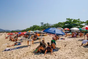 Imagem ilustrativa da imagem Ôh, calor! Praia cheia com solzão de 42ºC em Niterói