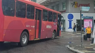 Imagem ilustrativa da imagem Ônibus atravessado interdita rua na Zona Sul de Niterói