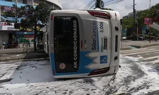 Imagem ilustrativa da imagem Ônibus capota e deixa feridos em São Gonçalo; veja imagens