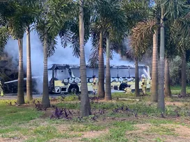 Imagem ilustrativa da imagem Ônibus é destruído pelo fogo na RJ-104, sentido São Gonçalo