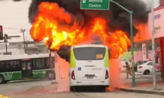 Imagem ilustrativa da imagem Ônibus em chamas assusta na Zona Norte do Rio