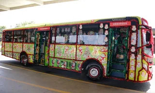 Imagem ilustrativa da imagem Ônibus iluminados fazem caravana de Natal em Niterói; veja trajeto