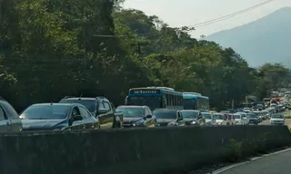 Imagem ilustrativa da imagem Pânico e carros na contramão em novo arrastão na RJ-106, em SG