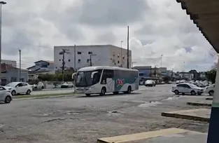 Imagem ilustrativa da imagem Pânico no ônibus da 1001: passageiros são rendidos por bandidos