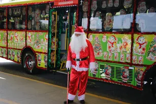 Imagem ilustrativa da imagem Papai Noel motorista arrasa no busão-trenó de Niterói: 'Gratificante'