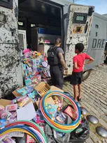 Imagem ilustrativa da imagem Polícia usa 'caveirão' para distribuir brinquedos na Zona Norte