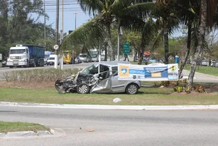 Imagem ilustrativa da imagem Prefeitura espalha carros batidos em Rio das Ostras; entenda