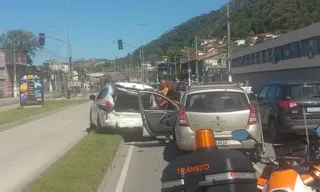 Imagem ilustrativa da imagem Susto! Batida entre três carros complica trânsito em Niterói