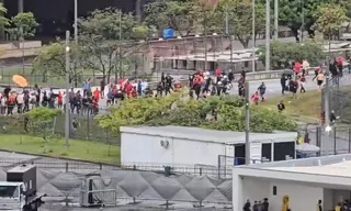 Imagem ilustrativa da imagem Torcedores do Fla e Corinthians brigam antes da semifinal; vídeo