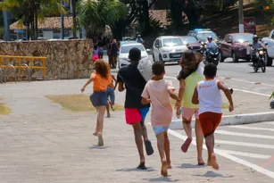 Imagem ilustrativa da imagem Tradição! Corrida atrás de doces movimenta ruas de Niterói