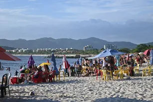 Imagem ilustrativa da imagem Valor máximo para alugar mesas em praias é fixado em Niterói