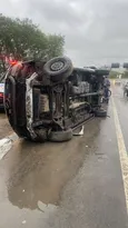 Imagem ilustrativa da imagem Veículo capota e deixa cinco feridos na Avenida Brasil