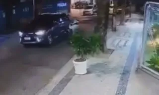 Imagem ilustrativa da imagem Vídeo: motorista é rendido e tem carro roubado na Zona Sul