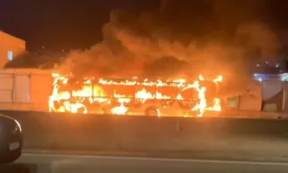 Imagem ilustrativa da imagem Vídeo: ônibus pega fogo e assusta na Linha Amarela