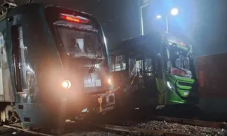 Imagem ilustrativa da imagem Vídeo: trem e ônibus se chocam na Baixada Fluminense