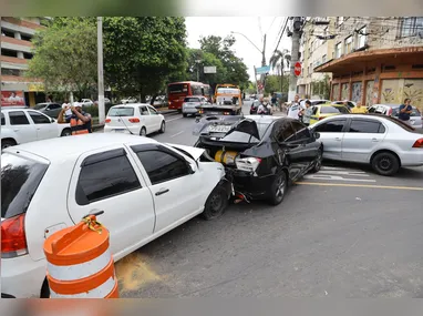 Caminhão bateu em carreta, carros e moto