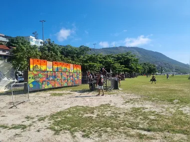 Imagem ilustrativa da imagem Baile funk na Praia de Charitas tem 'batida' da polícia