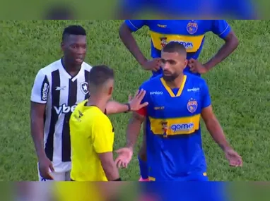 Neymar esteve na Vila Belmiro no ano passado e recebeu o carinho da torcida