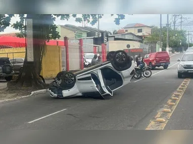 Imagem ilustrativa da imagem Carro capota e deixa uma mulher ferida em Niterói