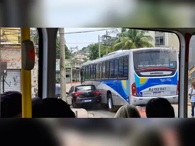 Imagem ilustrativa da imagem Carro e ônibus se chocam e fecham trânsito em São Gonçalo