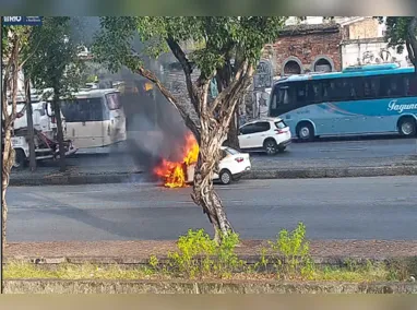 Imagem ilustrativa da imagem Carro em chamas interdita pista no Centro do Rio